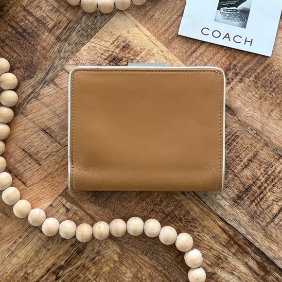 🪈💛COACH Piped Polished Large Framed Wallet💛🪈 - Picture 3 of 11